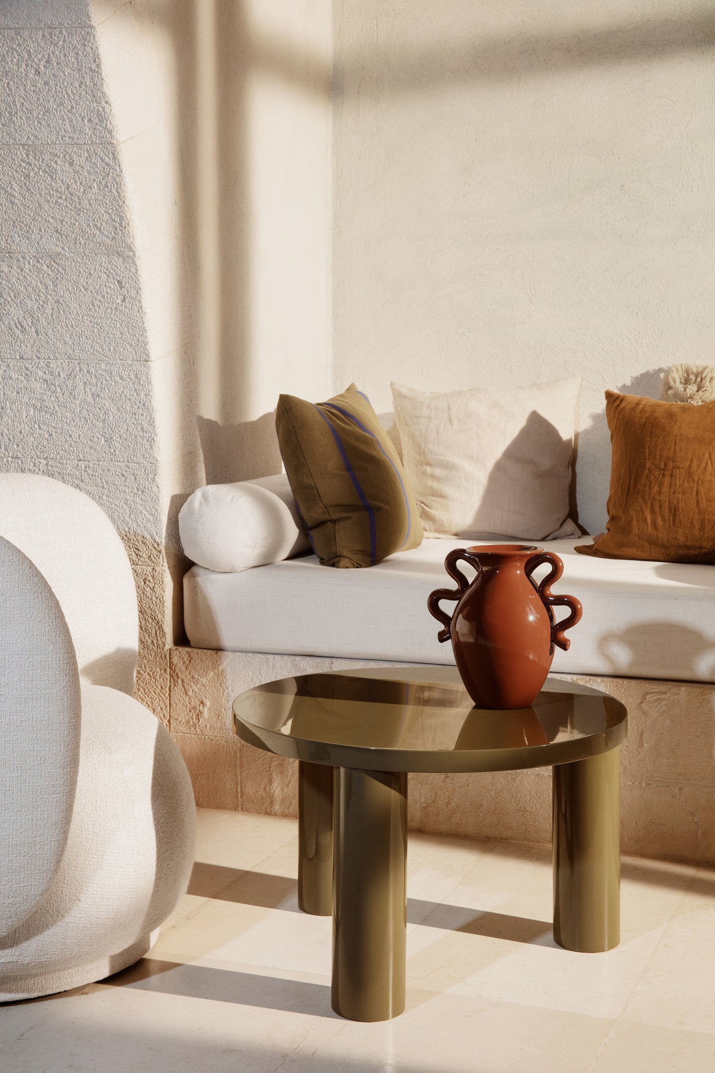 Post Coffee Table – High-gloss Lacquered