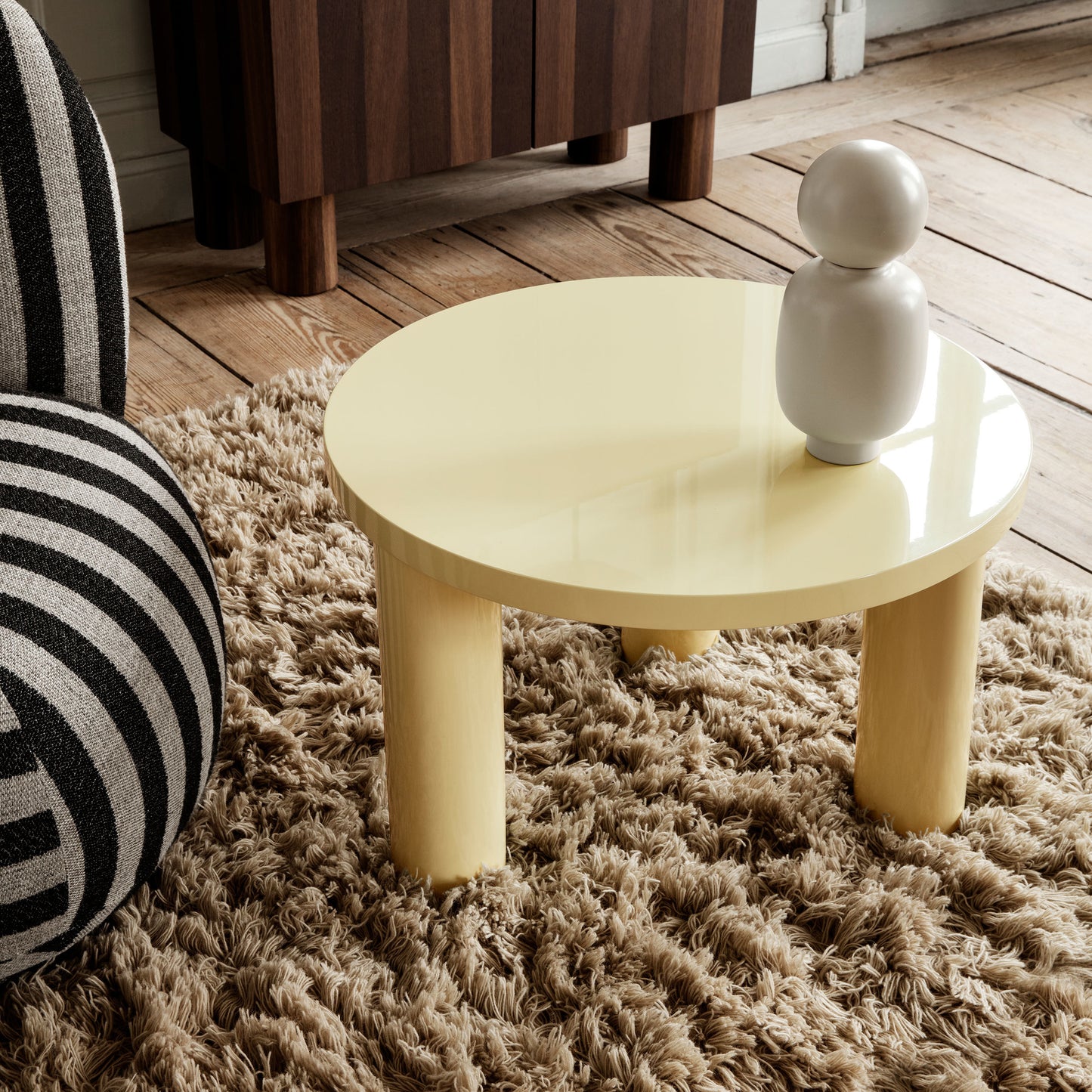 Post Coffee Table – High-gloss Lacquered